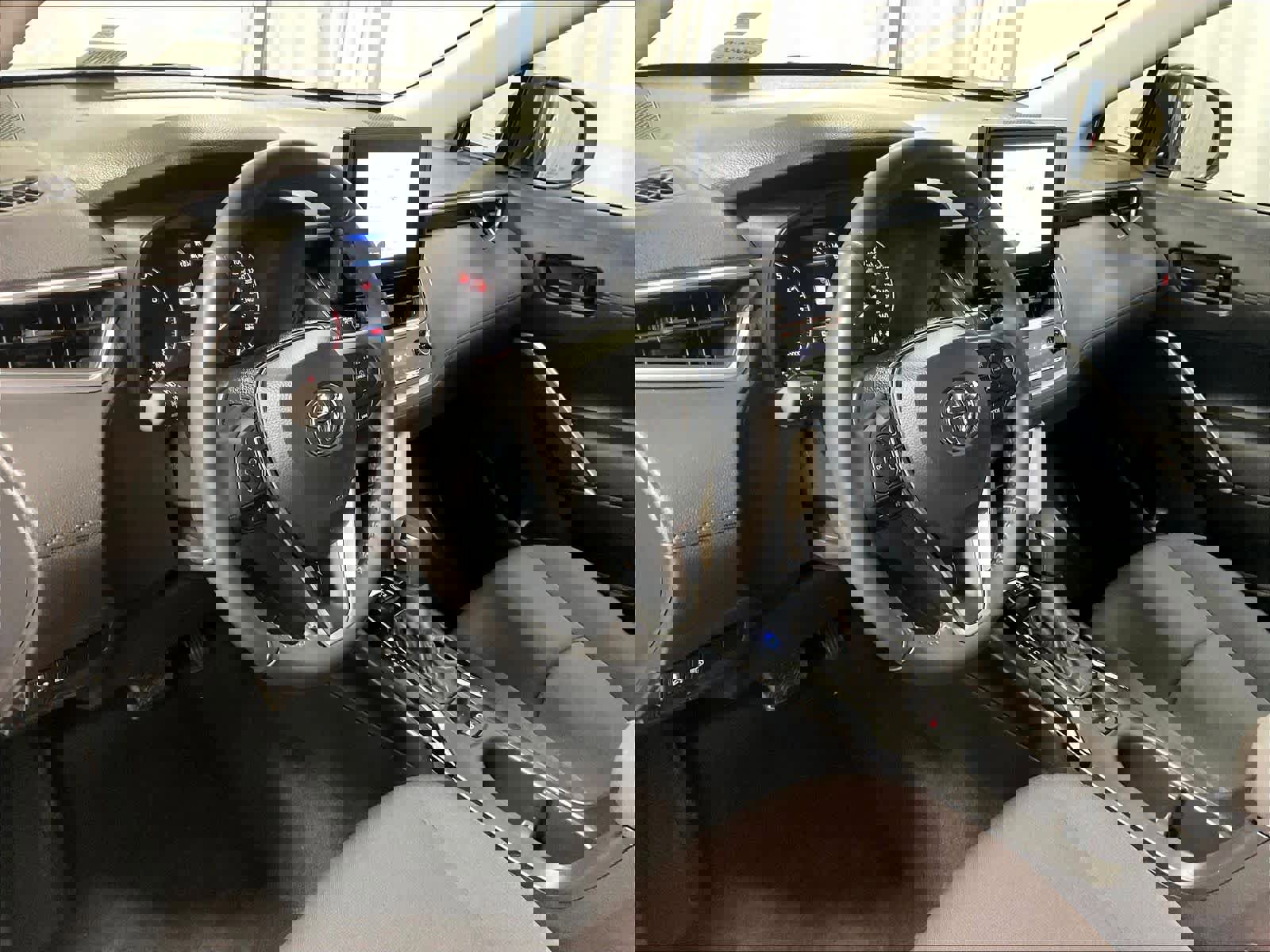 Used 2024 Toyota Corolla Cross LE image 8