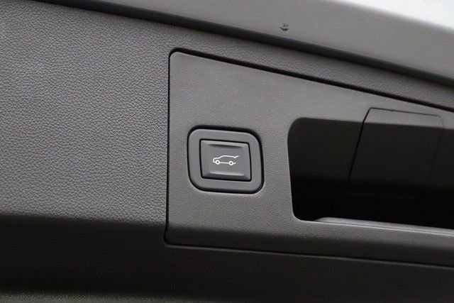 Used 2025 Cadillac XT4 Premium Luxury image 9