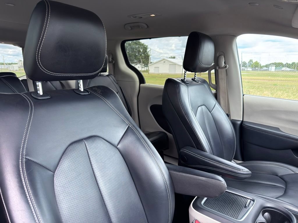 Used 2023 Chrysler Pacifica Touring-L FWD image 37