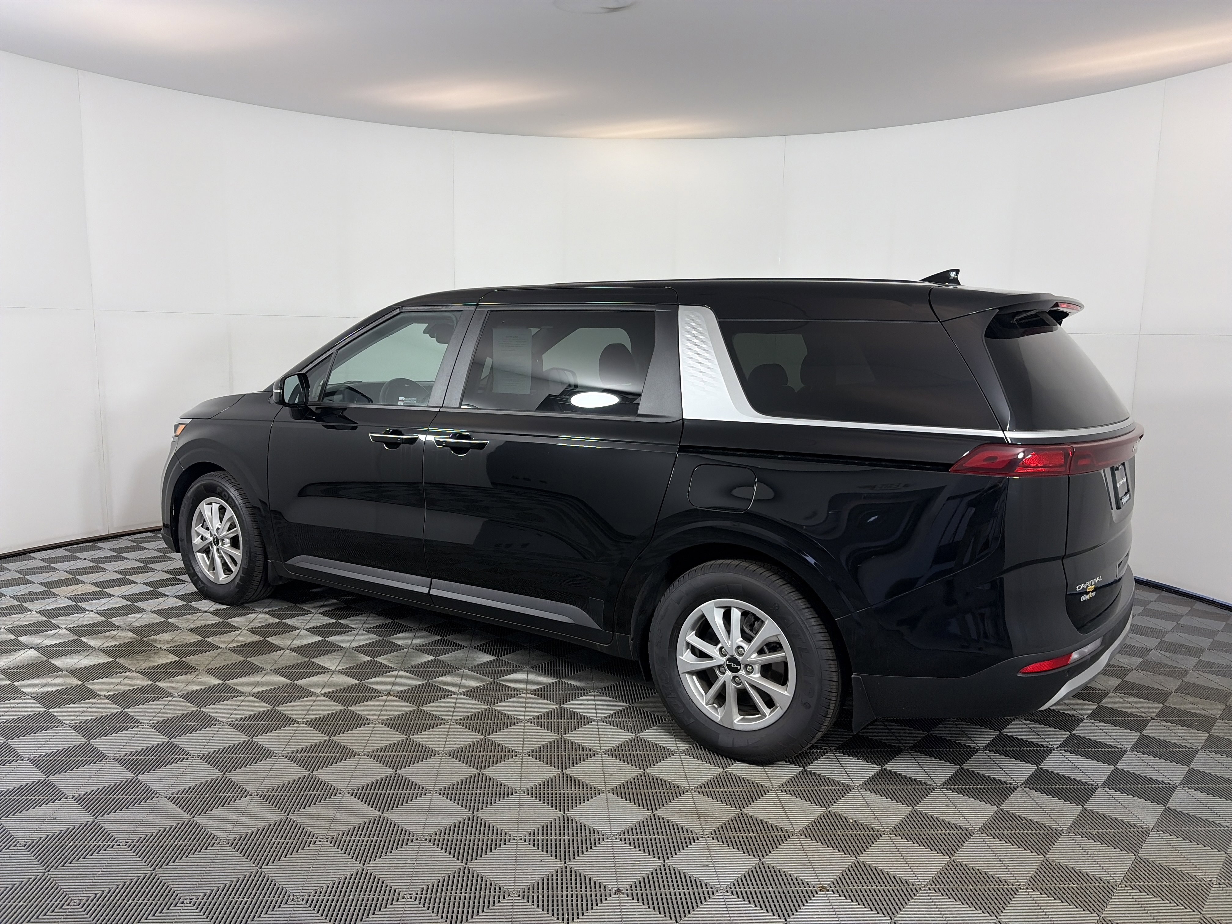 Used 2024 Kia Carnival LX image 13