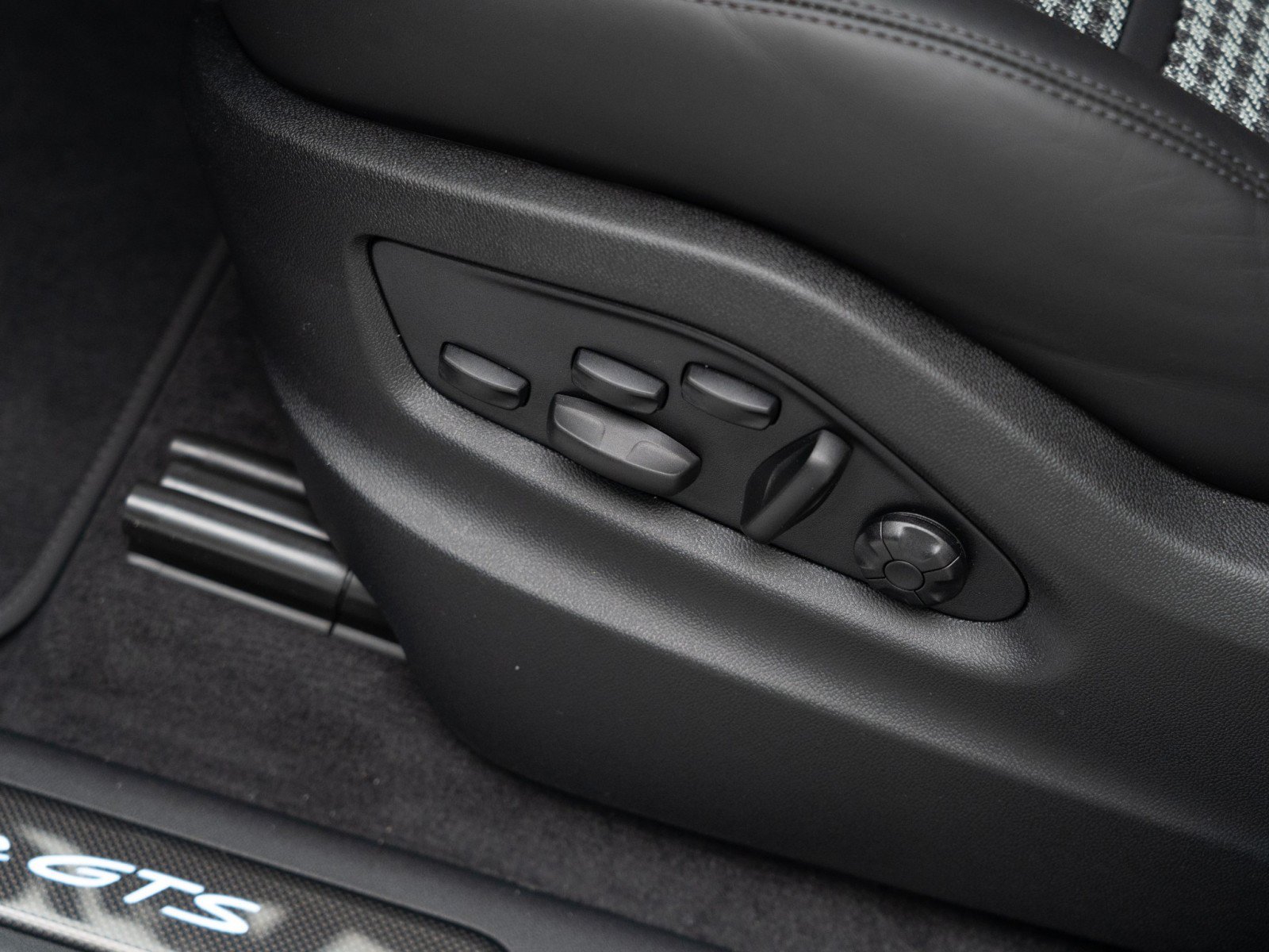 Used 2026 Porsche Cayenne GTS AWD/4WD image 16