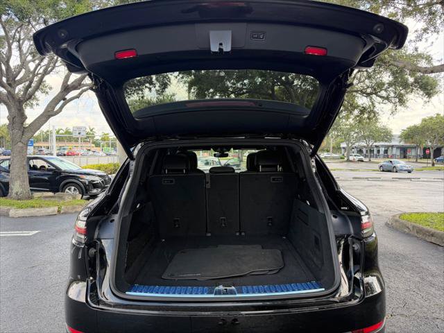 Used 2021 Porsche Cayenne w/ Premium Package AWD/4WD image 19
