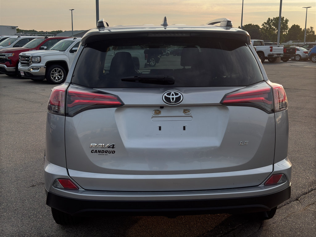 Used 2018 Toyota RAV4 LE FWD image 7