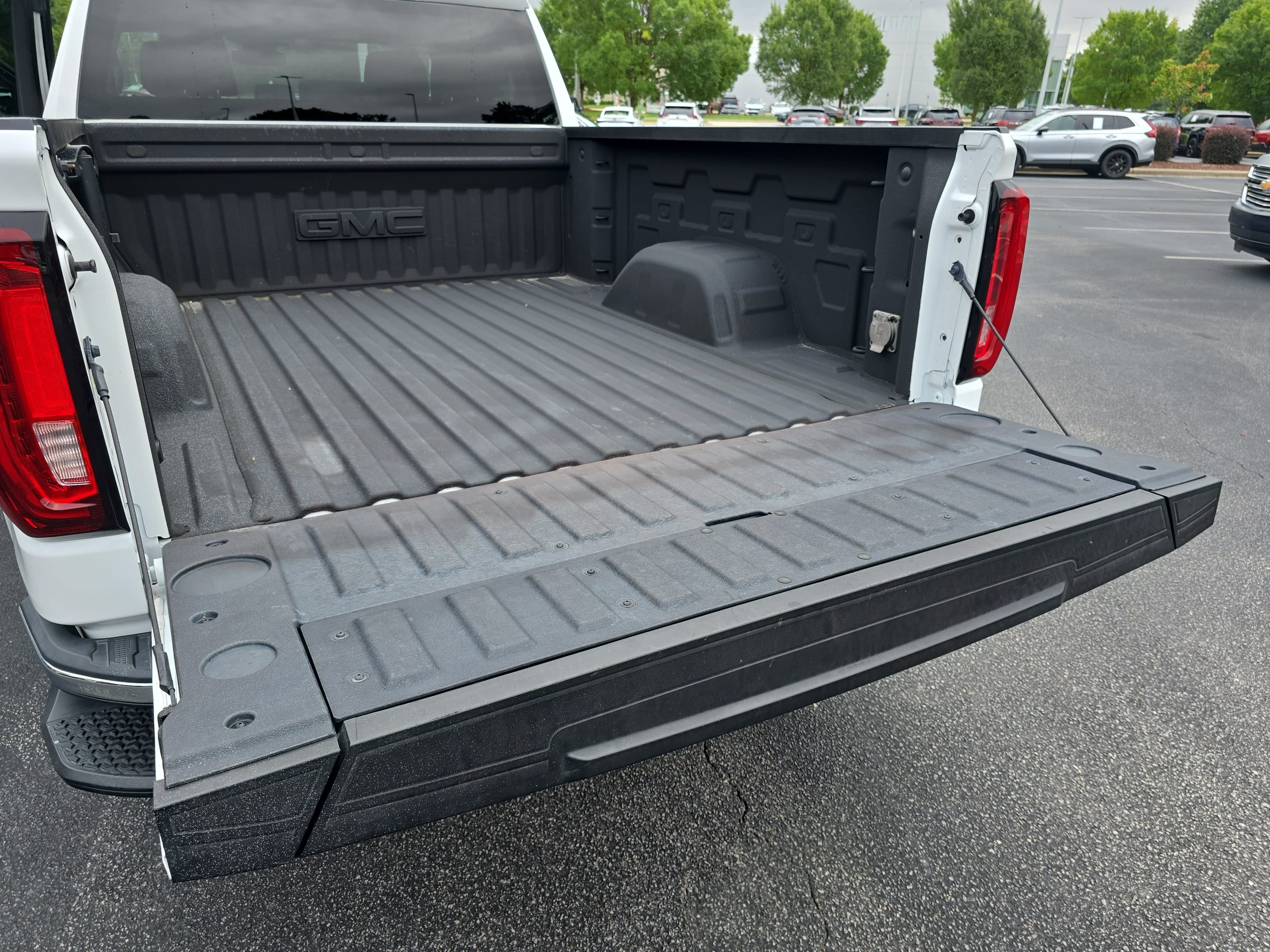 Used 2023 GMC Sierra 1500 SLT w/ SLT Premium Package AWD/4WD image 12