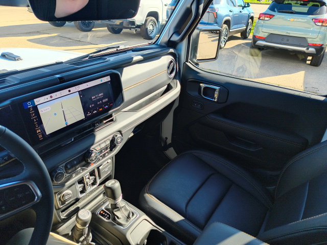 Used 2025 Jeep Wrangler Unlimited Sahara AWD/4WD image 30