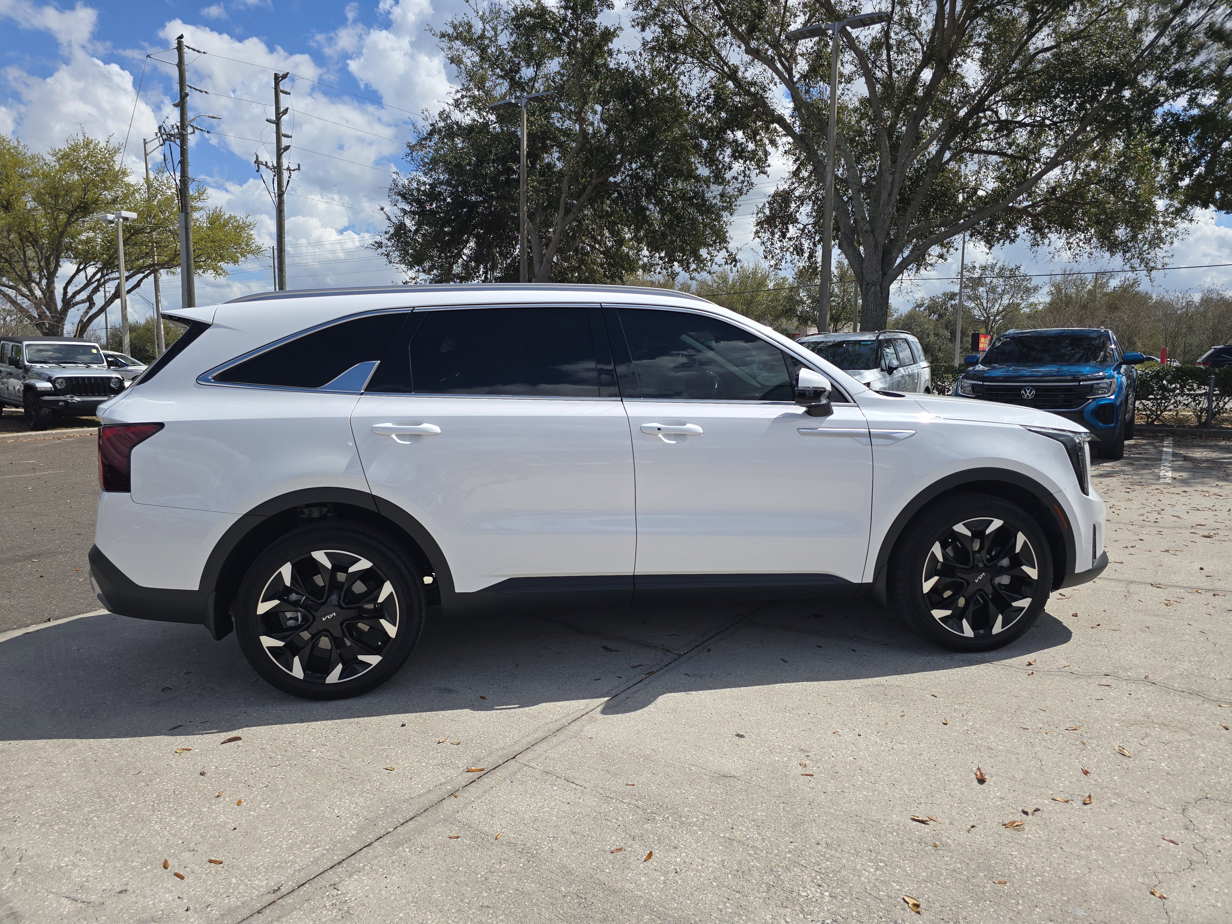 Used 2025 Kia Sorento EX w/ Panoramic Sunroof Package image 9