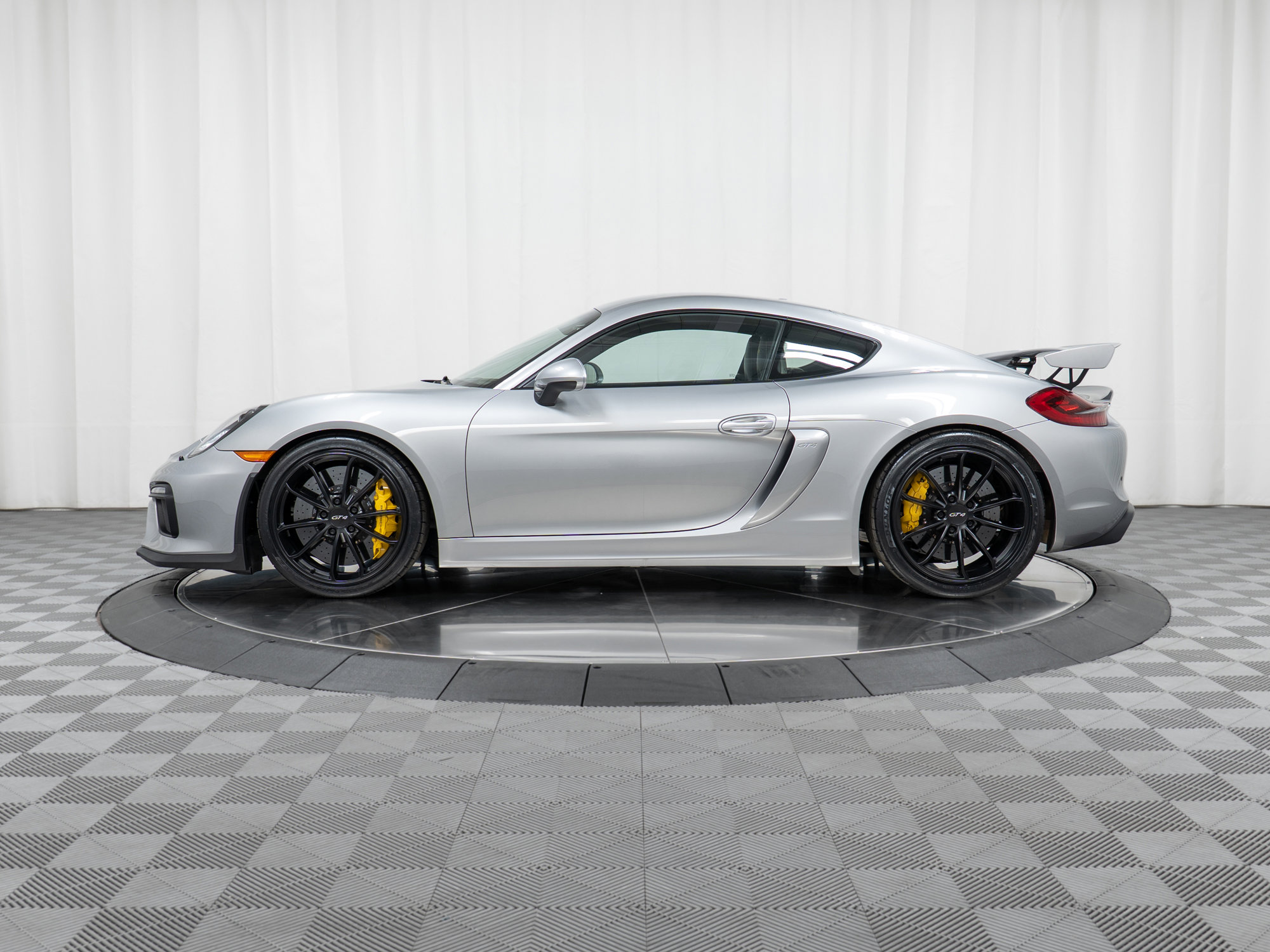 Certified 2016 Porsche Cayman GT4 RWD image 2