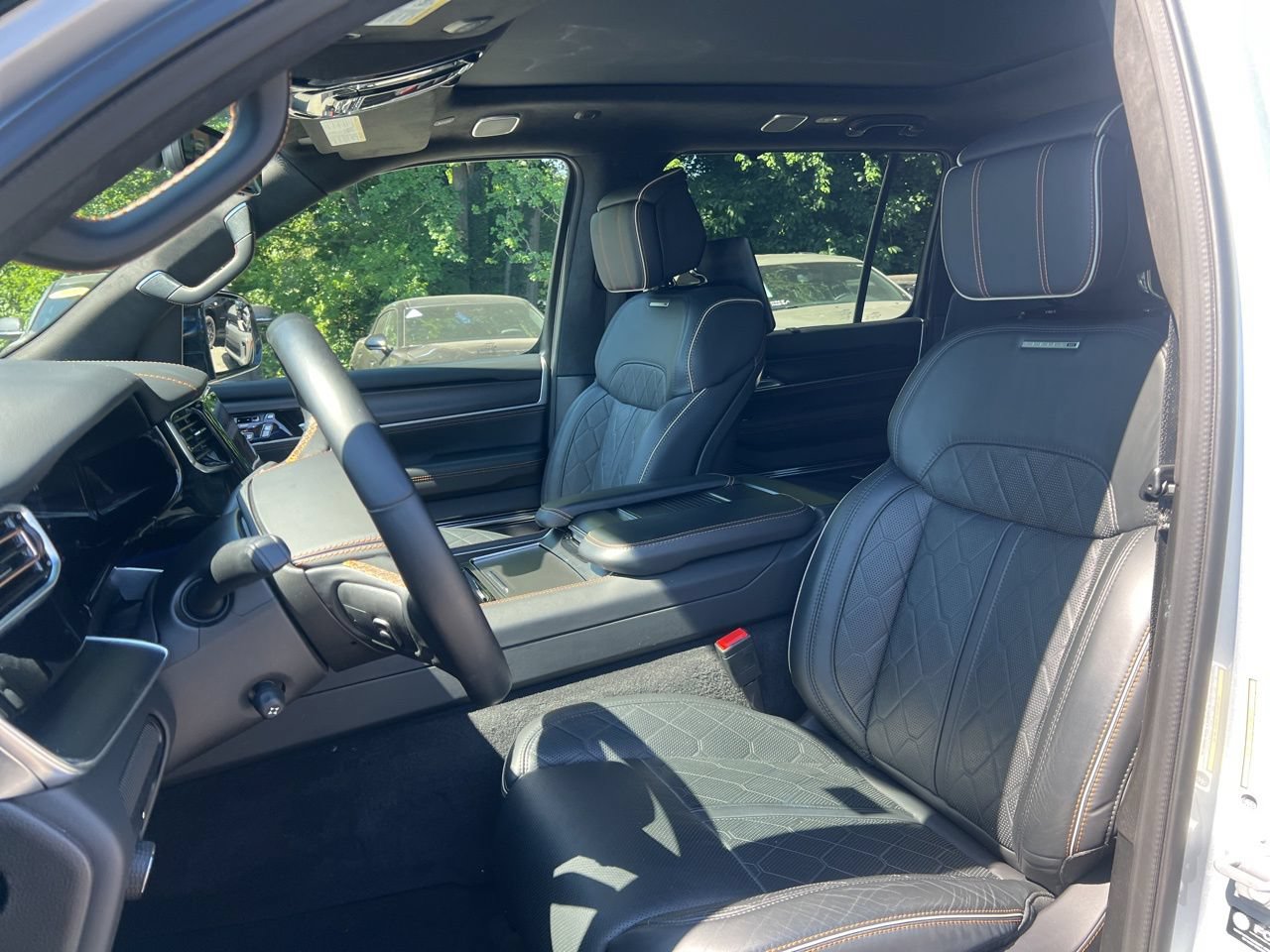 Used 2024 Jeep Grand Wagoneer Series III w/ Rear Seat Video Group 1 AWD/4WD image 17