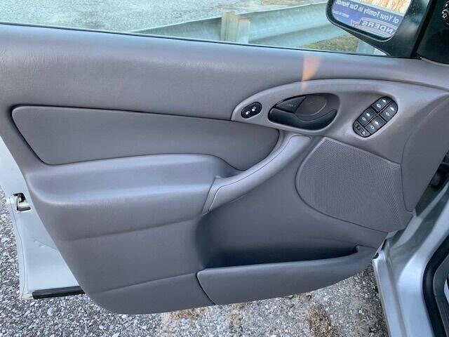 Used 2003 Ford Focus SE FWD image 22