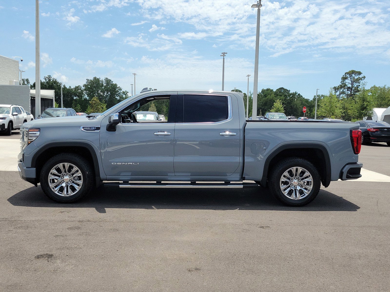 Used 2025 GMC Sierra 1500 Denali w/ Technology Package AWD/4WD image 4