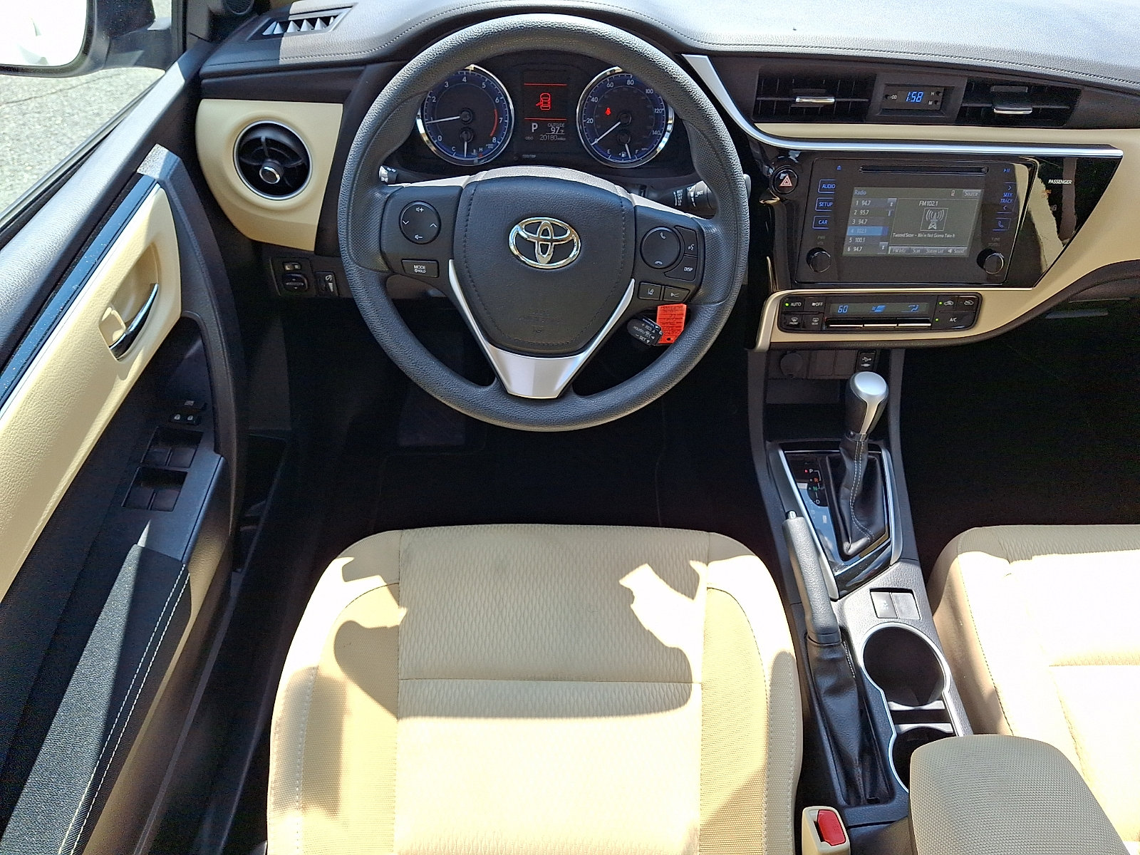 Used 2017 Toyota Corolla LE w/ Carpet Mat Package (TMS) FWD image 12