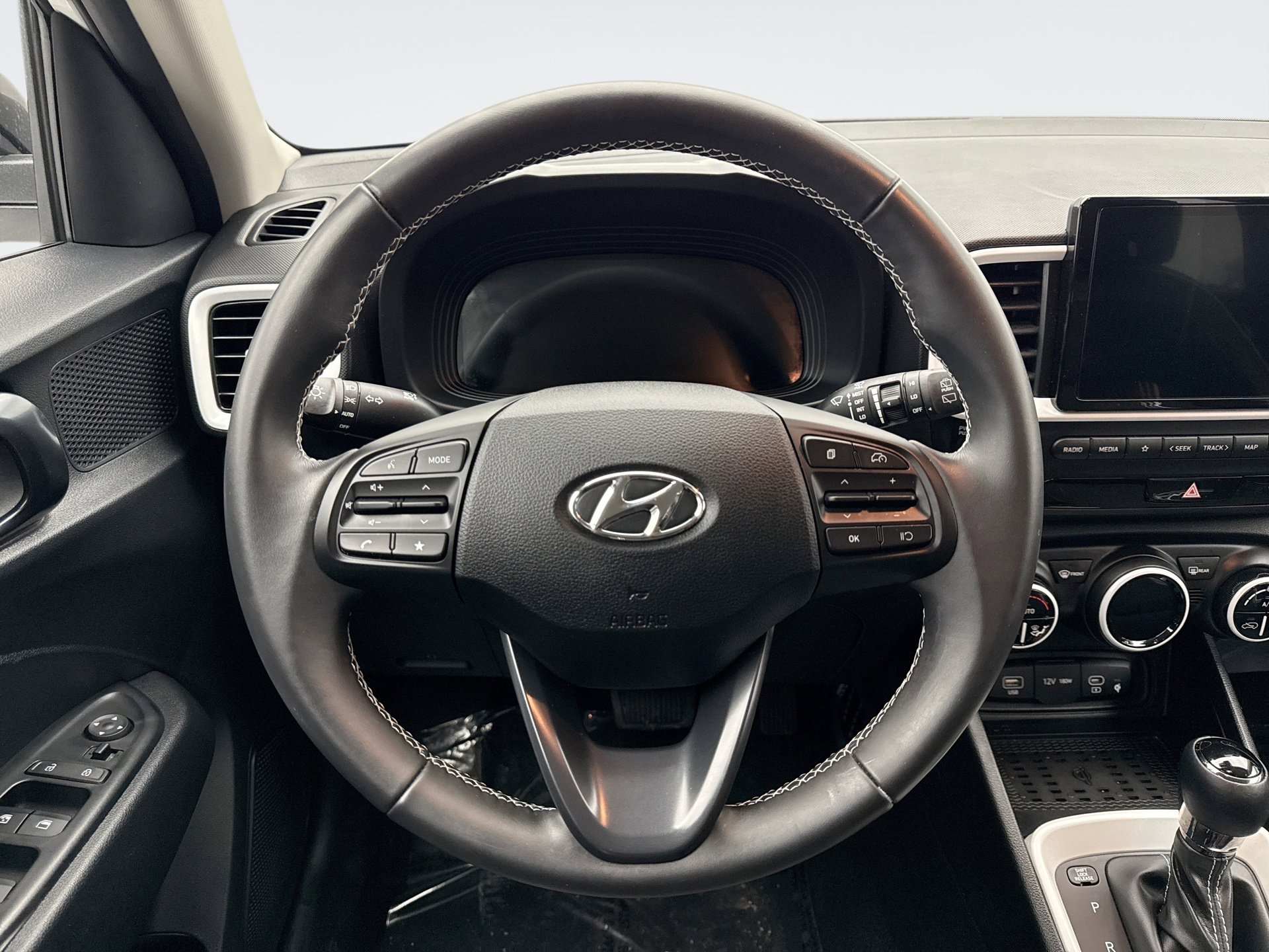 Used 2025 Hyundai Venue Limited image 12