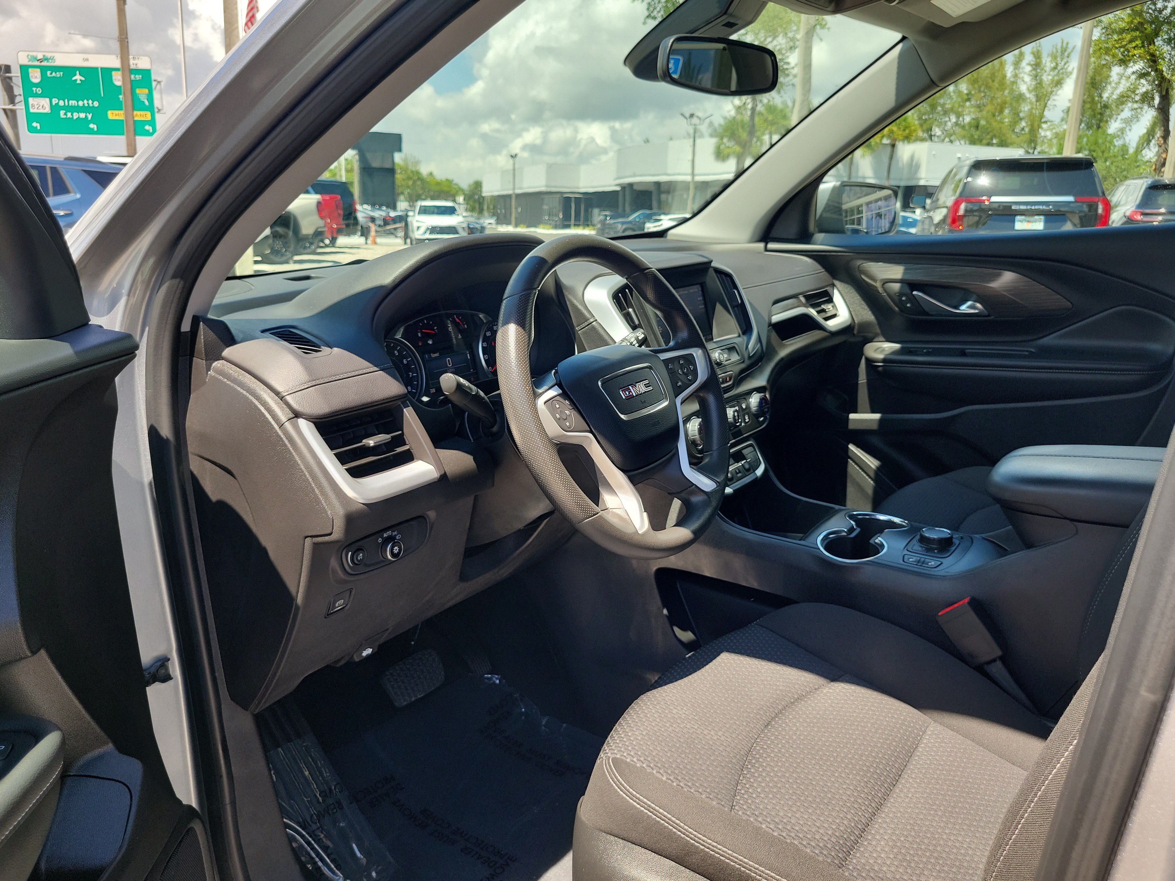 Used 2024 GMC Terrain SLE w/ Driver Convenience Package FWD image 9