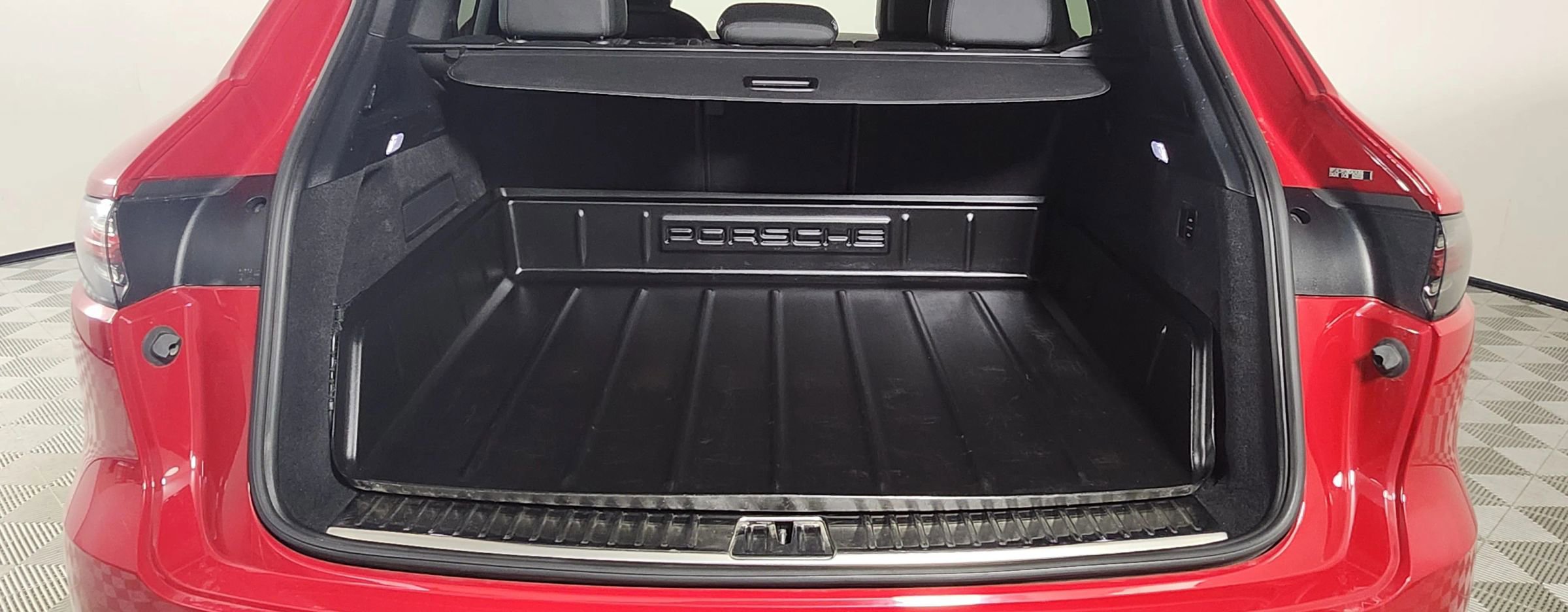 Used 2021 Porsche Cayenne E-Hybrid Sport Utility 4D image 15