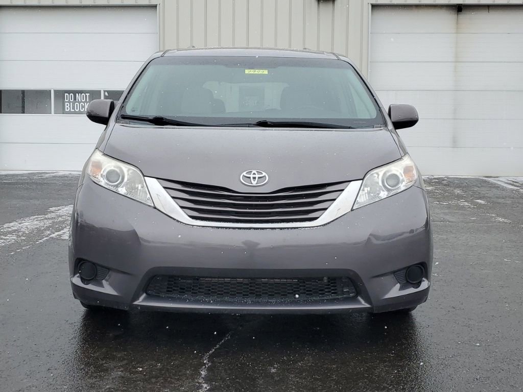 Used 2015 Toyota Sienna LE image 2