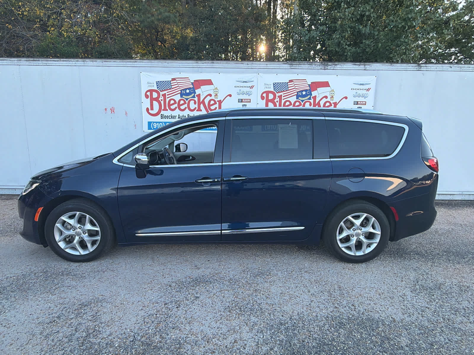 Used 2020 Chrysler Pacifica Limited w/ Advanced Safetytec Group FWD image 7
