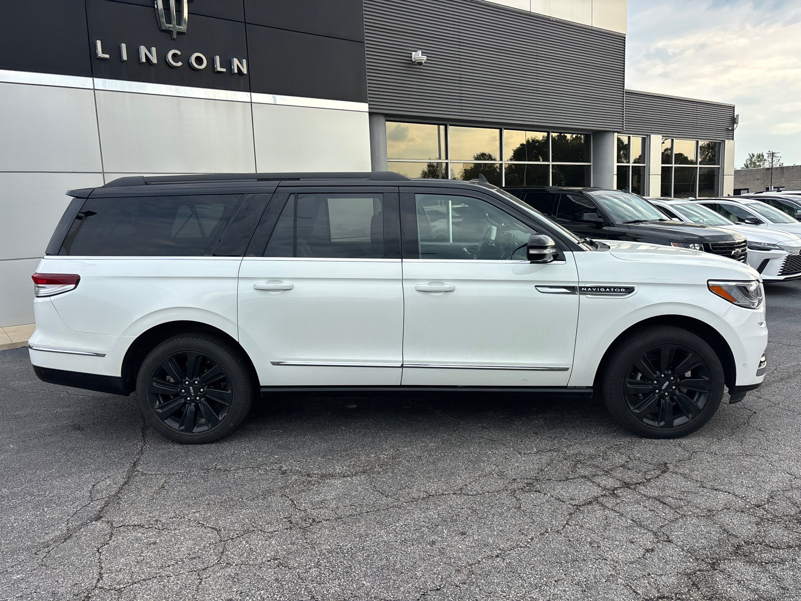 Used 2023 Lincoln Navigator L Black Label AWD/4WD image 8