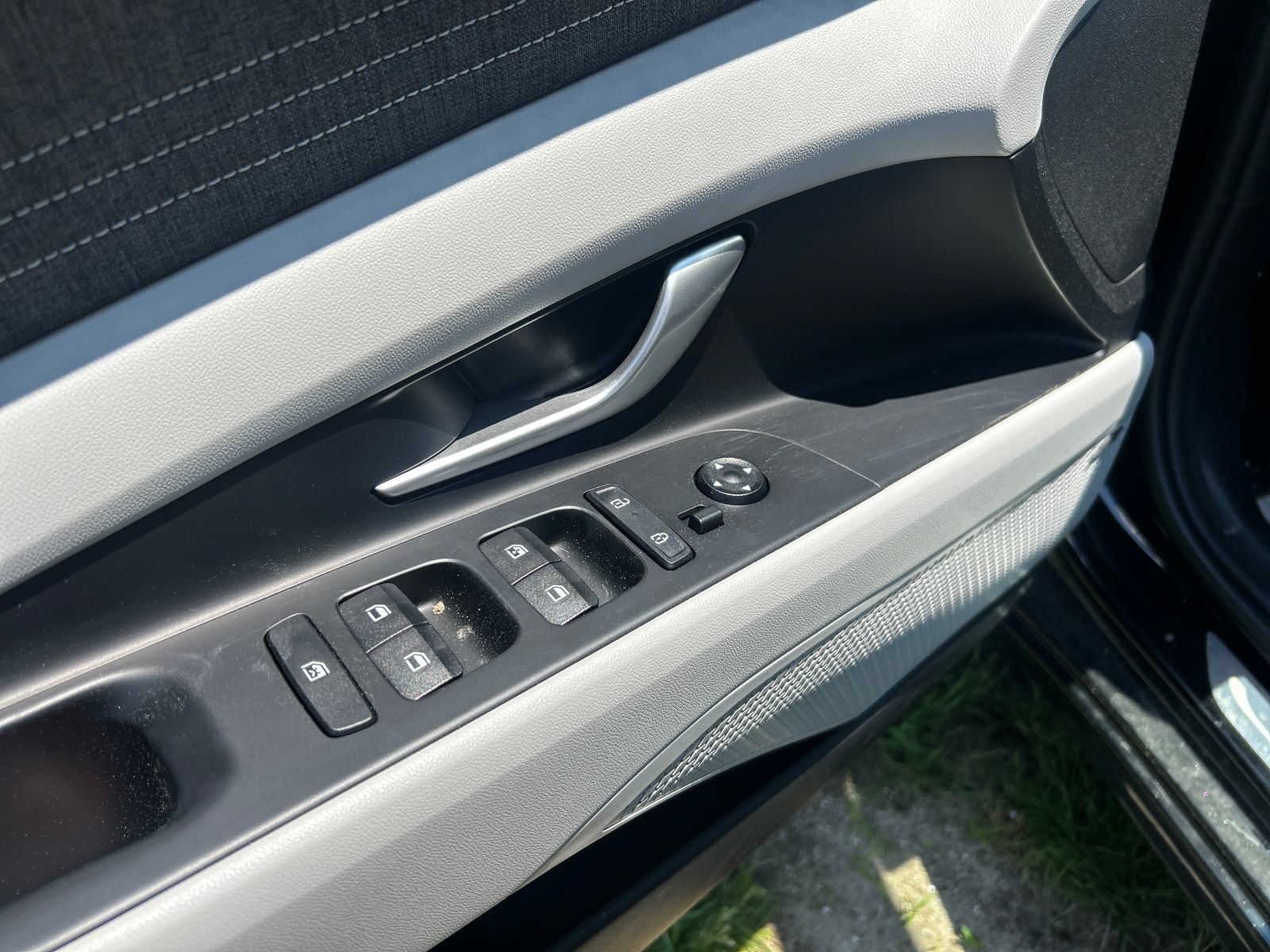 New 2025 Hyundai Elantra Limited FWD image 9