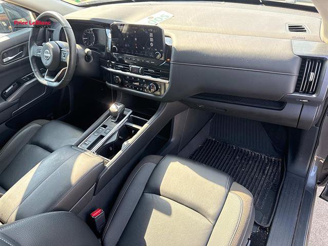 Used 2025 Nissan Pathfinder SL FWD image 11