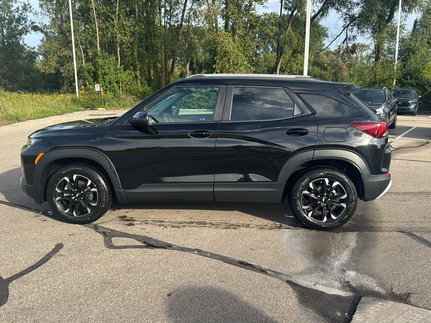 Used 2022 Chevrolet TrailBlazer LT w/ Convenience Package FWD image 2