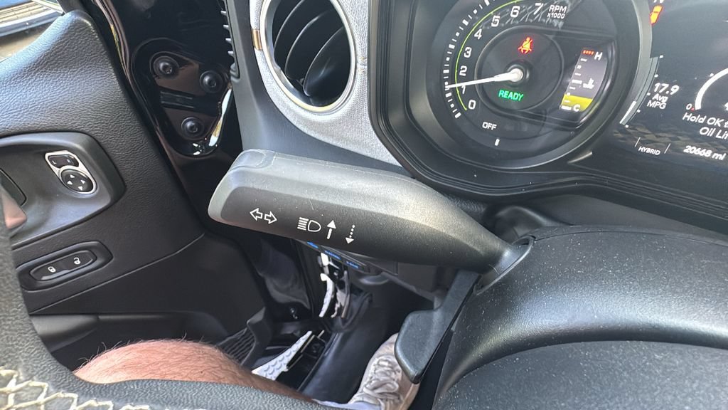 Used 2025 Jeep Wrangler Unlimited Sahara AWD/4WD image 18