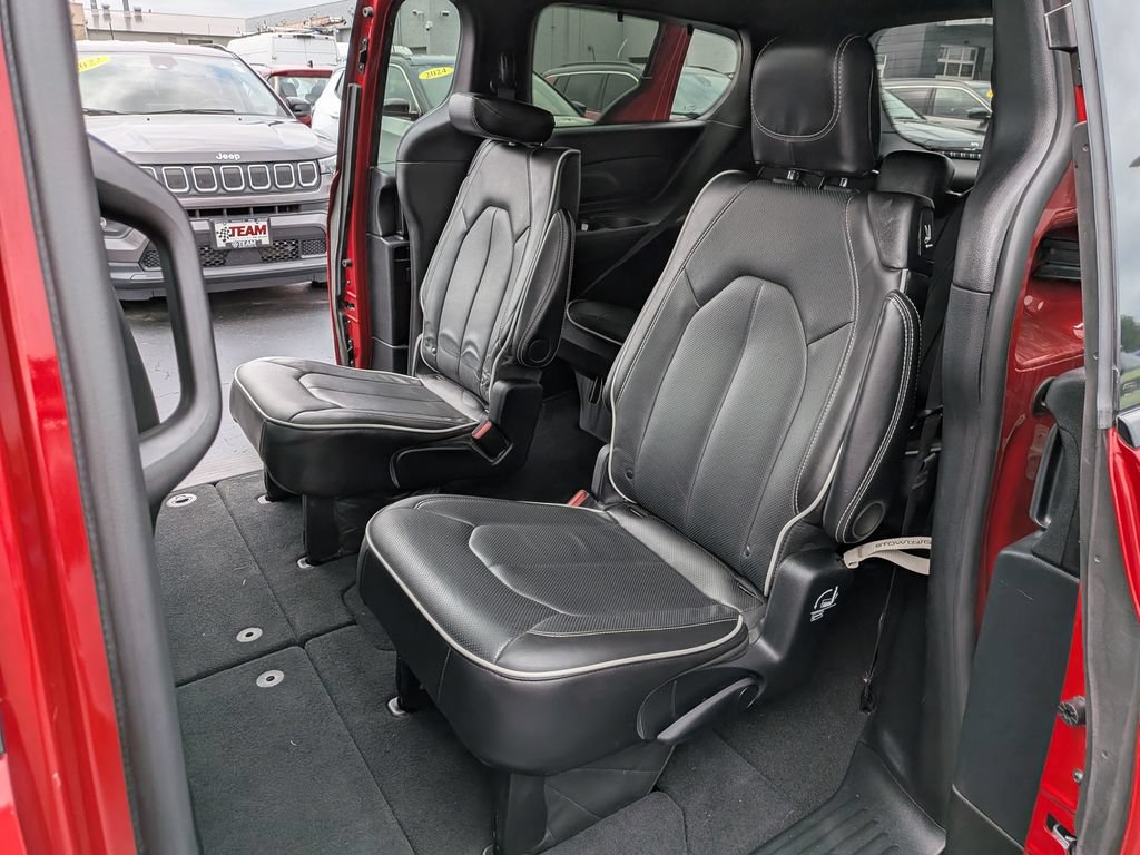 Used 2025 Chrysler Pacifica Limited FWD image 19