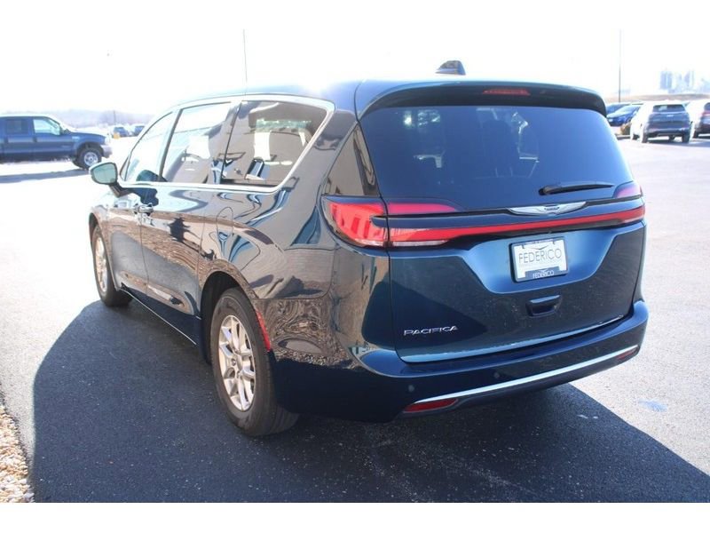 Used 2025 Chrysler Pacifica Select image 6