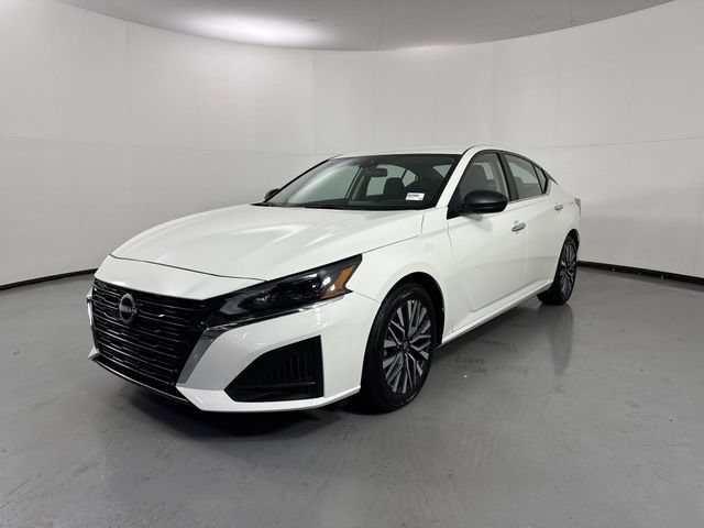 Used 2025 Nissan Altima 2.5 SV FWD image 2