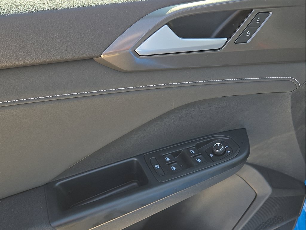 New 2026 Volkswagen Taos SE FWD image 17