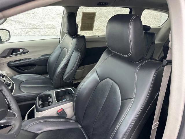 Certified 2023 Chrysler Pacifica Touring-L image 12