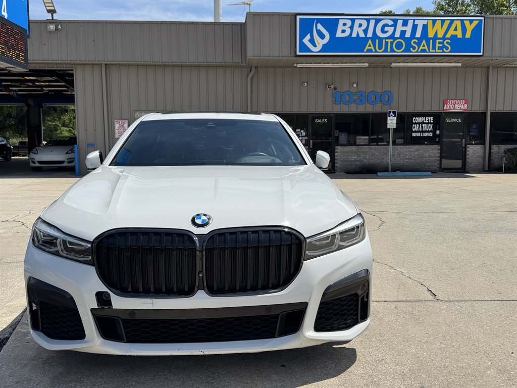 Used 2021 BMW 740i w/ M Sport Package RWD image 4