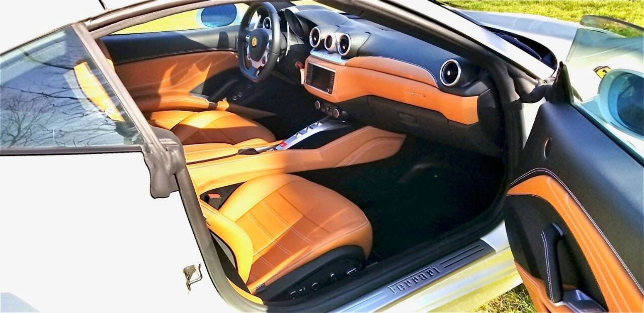 Used 2017 Ferrari California T RWD image 7