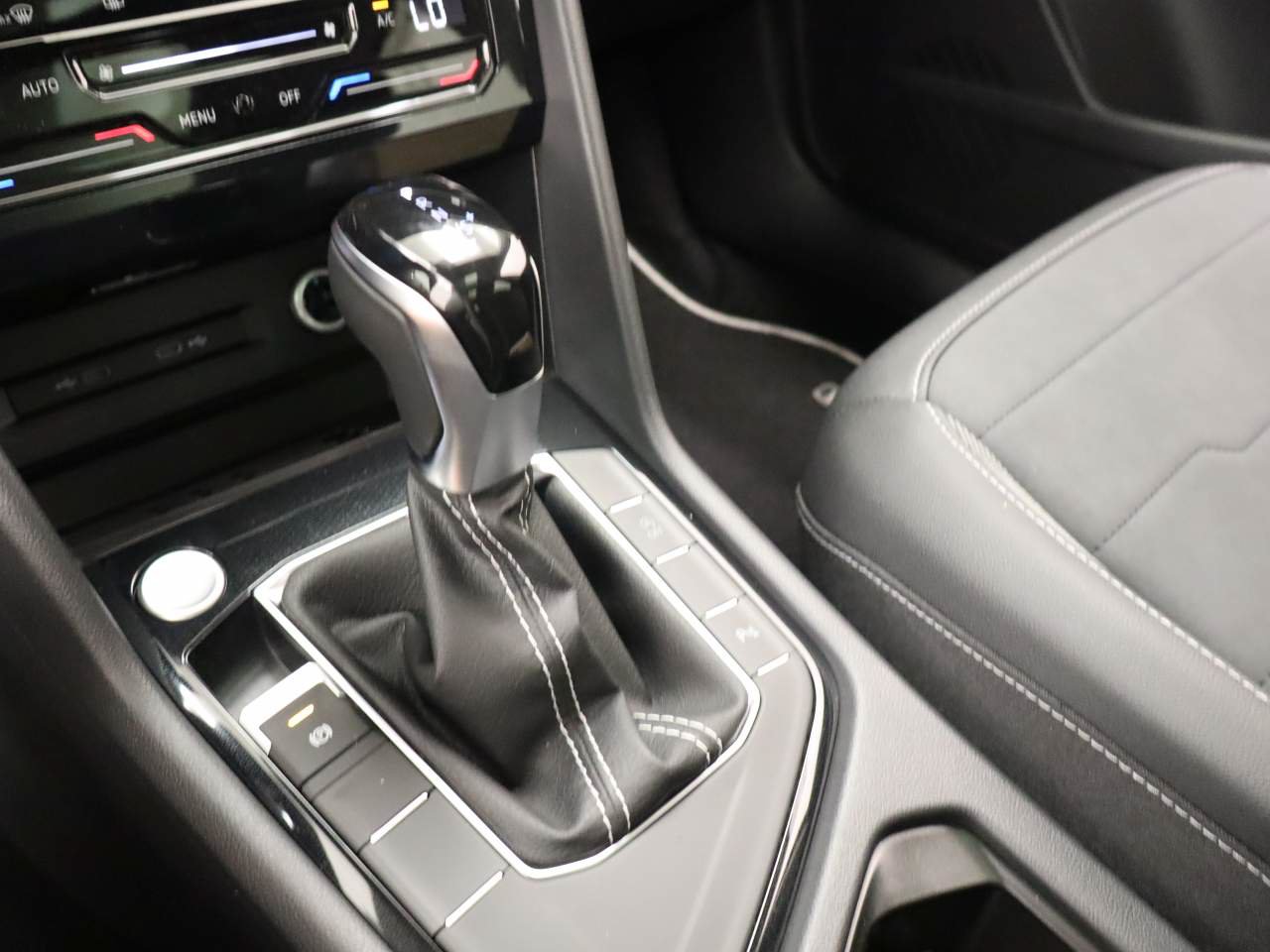 New 2026 Volkswagen Taos SE FWD image 8