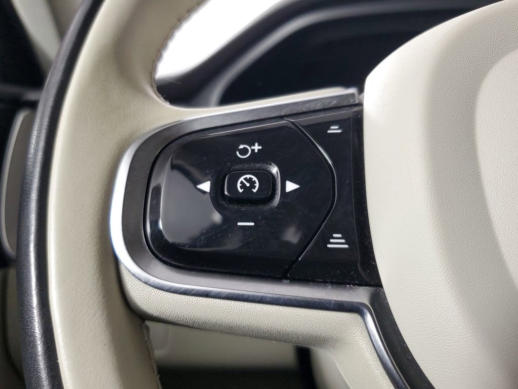 Used 2023 Volvo XC60 B5 Plus image 28