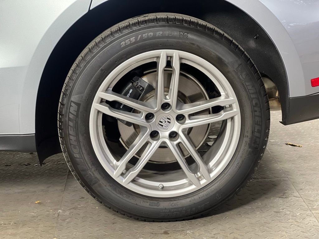 Certified 2025 Porsche Macan image 12
