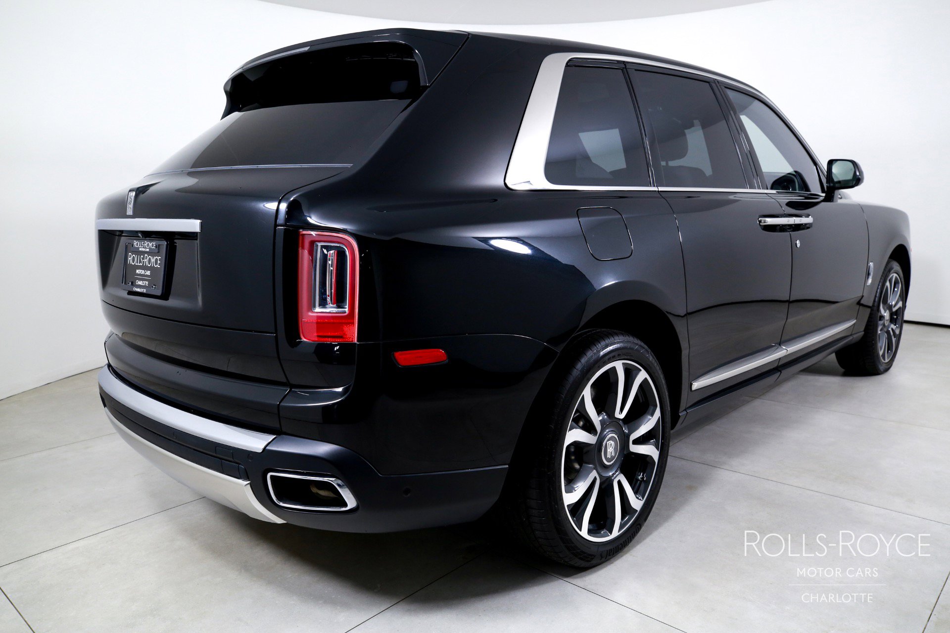 Used 2022 Rolls-Royce Cullinan image 2