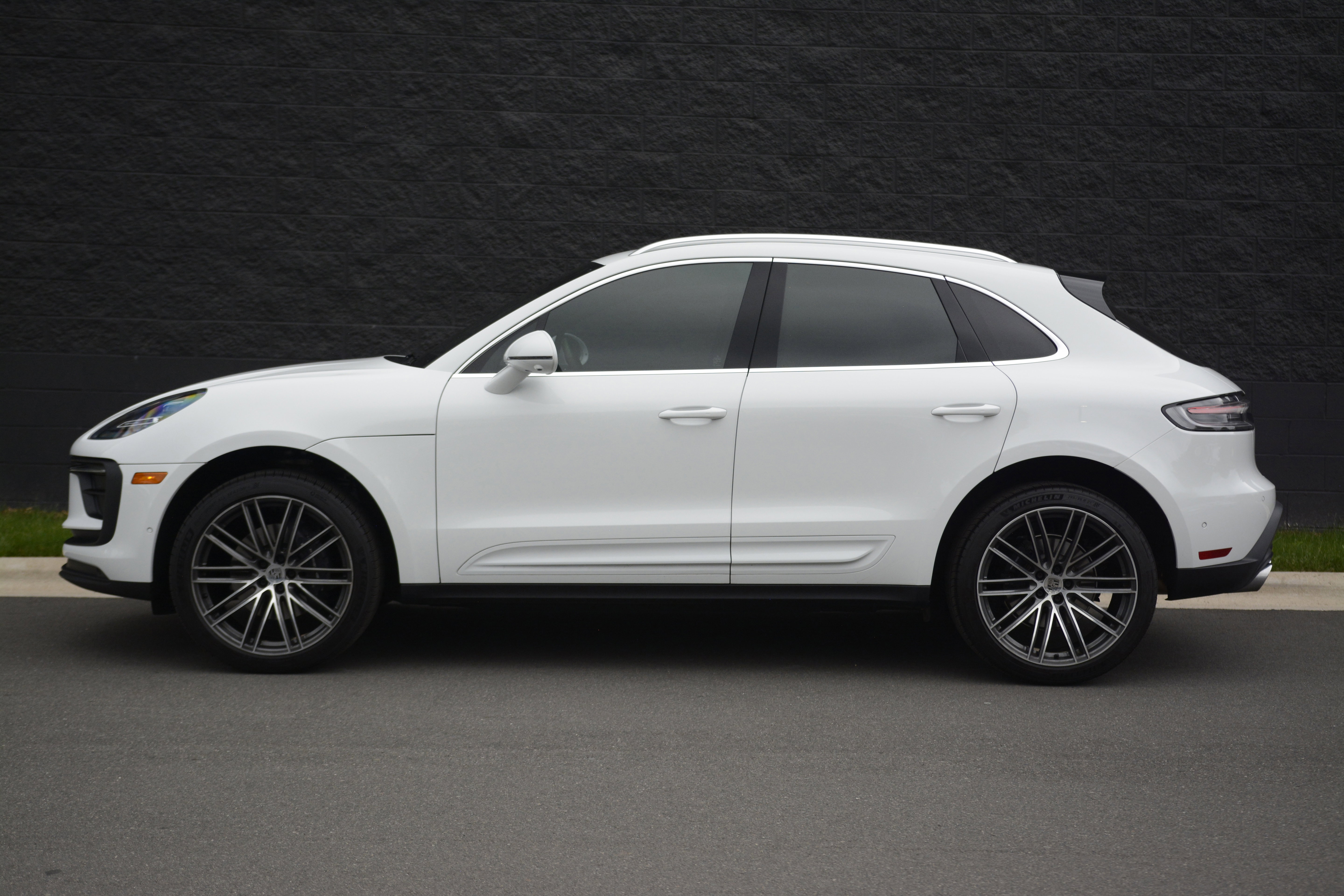 Certified 2026 Porsche Macan AWD/4WD image 2