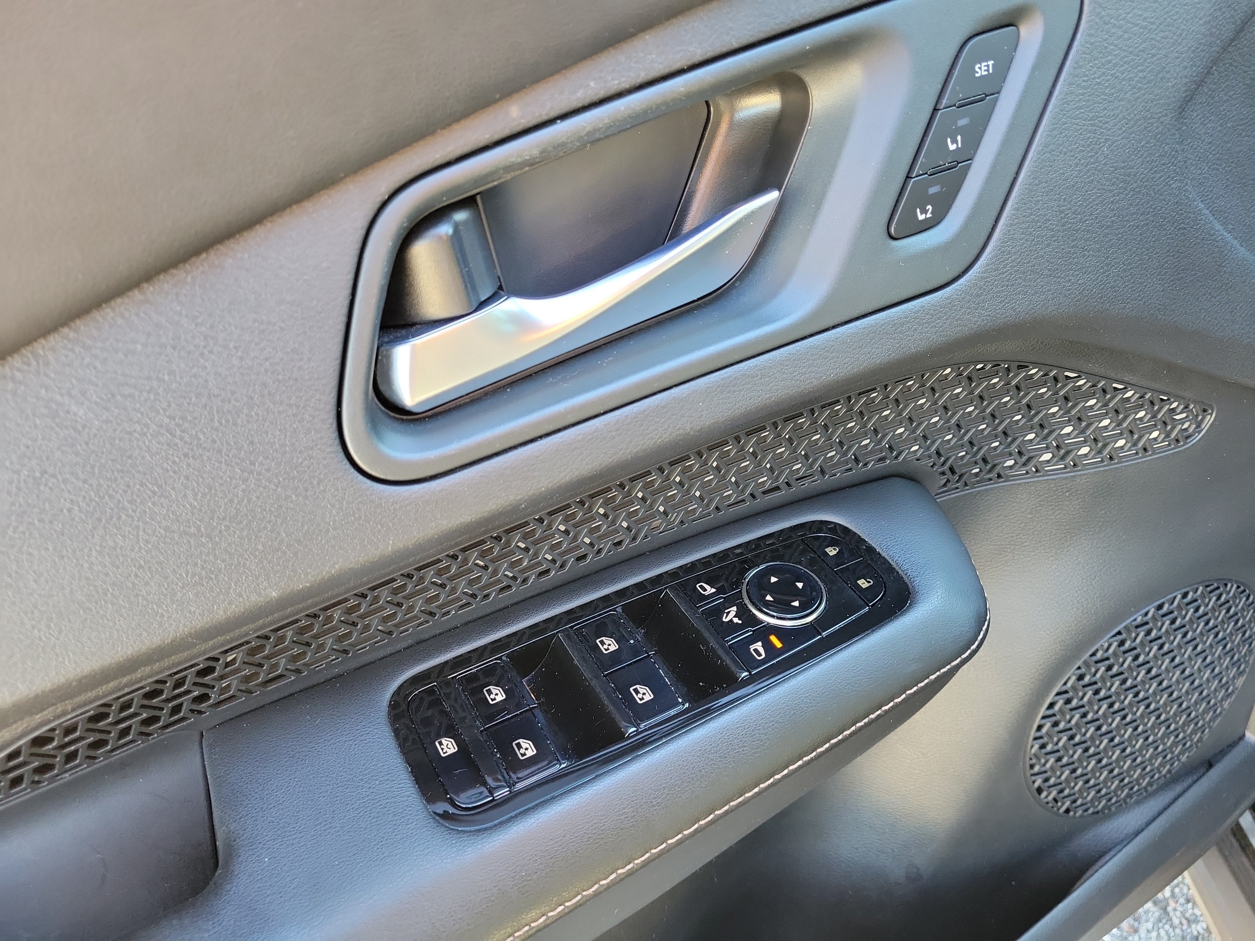 Certified 2025 Nissan Ariya AWD image 15