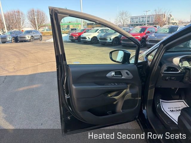 Used 2022 Chrysler Pacifica Touring-L w/ Uconnect Theater Family Group image 25