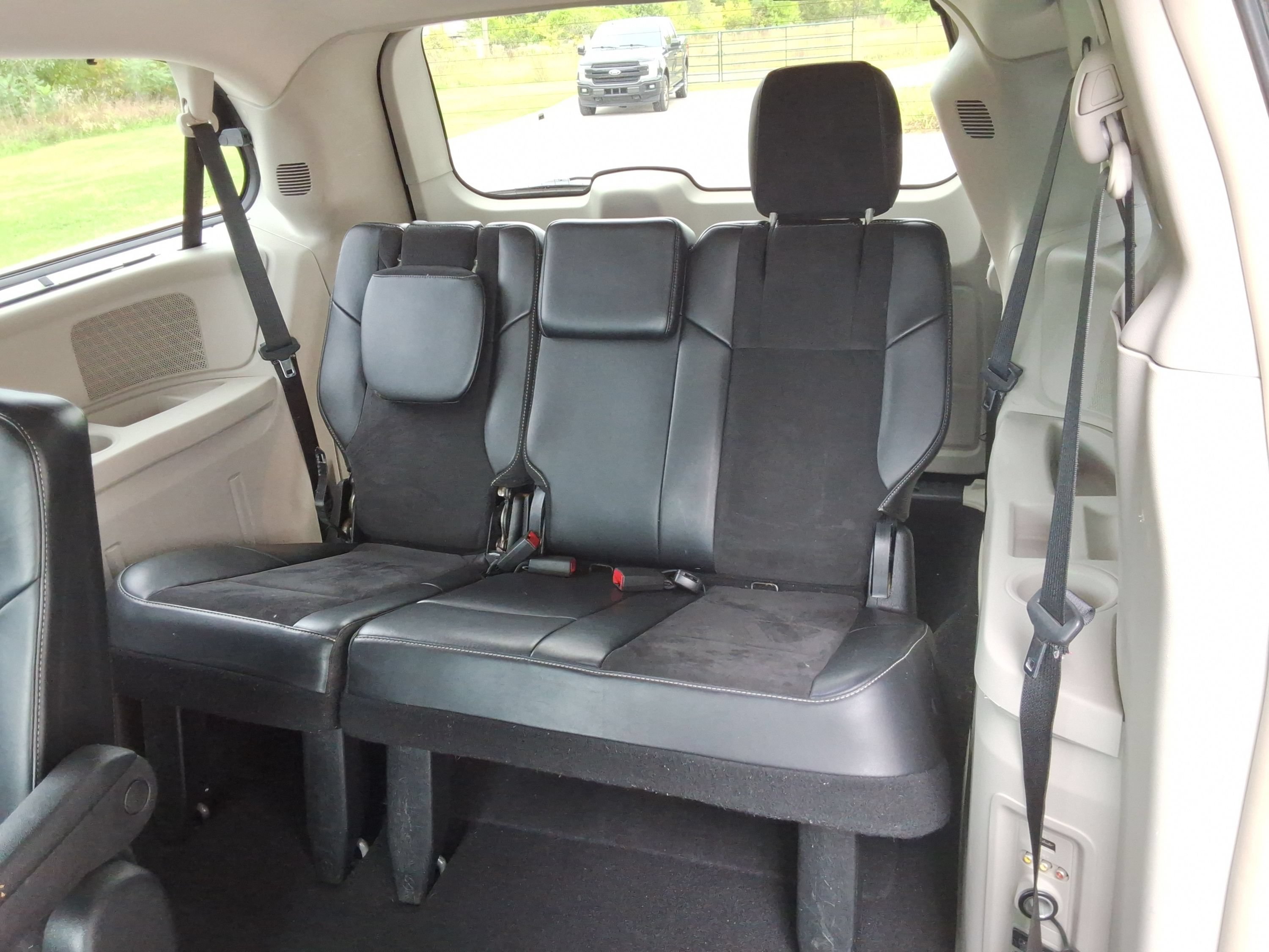 Used 2014 Chrysler Town & Country Touring-L FWD image 33