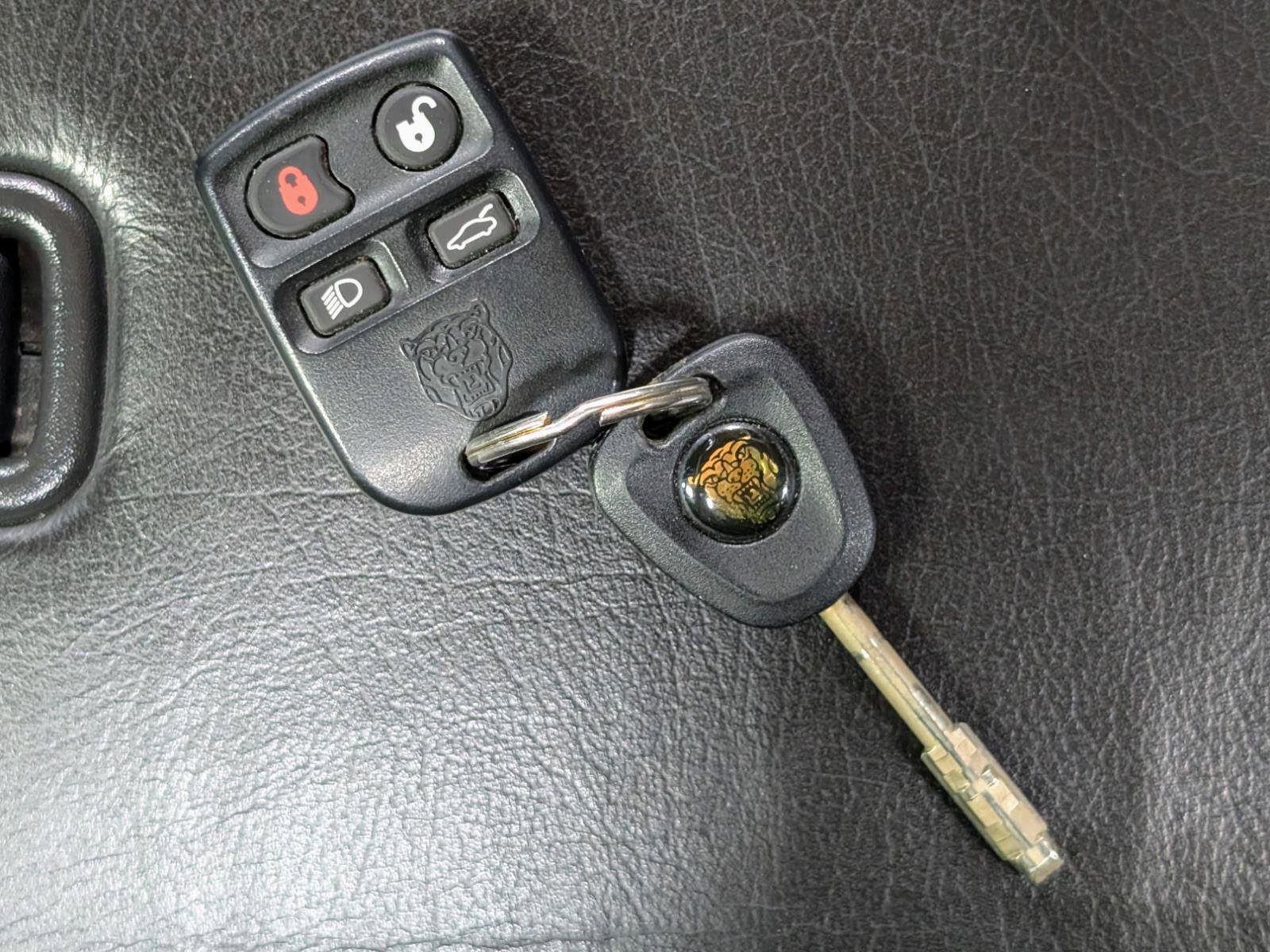 Used 2001 Jaguar XKR Convertible image 41