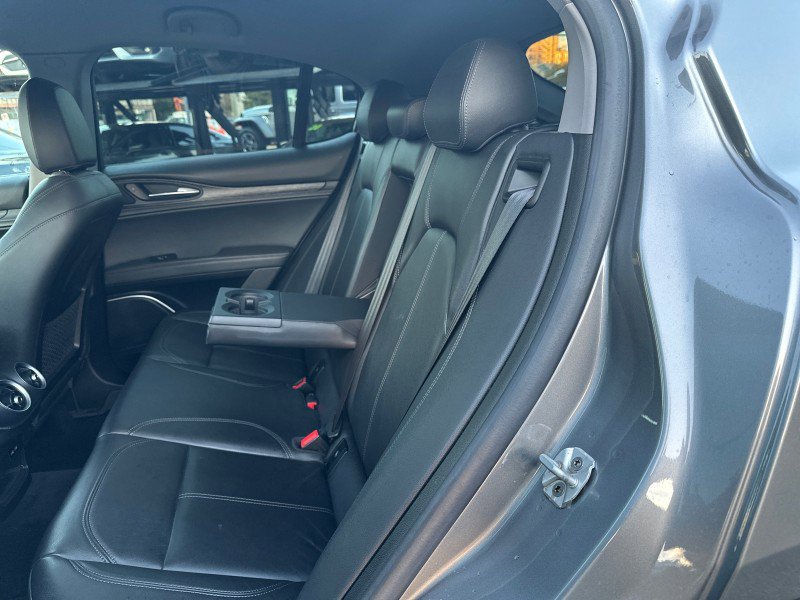 Used 2018 Alfa Romeo Stelvio AWD image 33