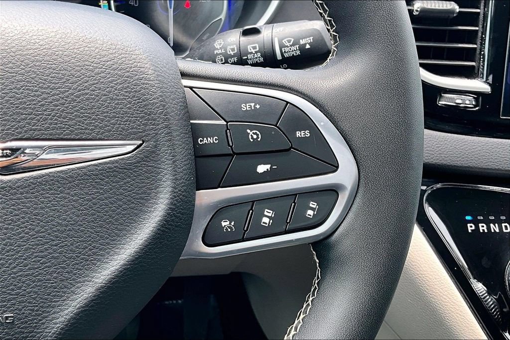 Used 2024 Chrysler Pacifica Touring-L FWD image 12