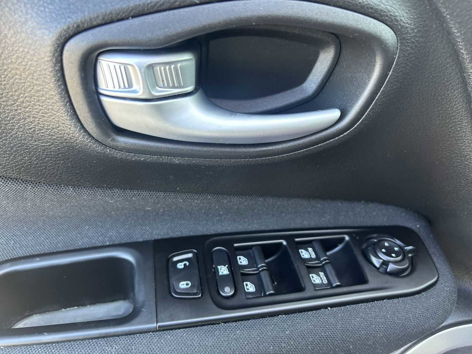 Used 2020 Jeep Renegade Latitude w/ Cold Weather Group image 21