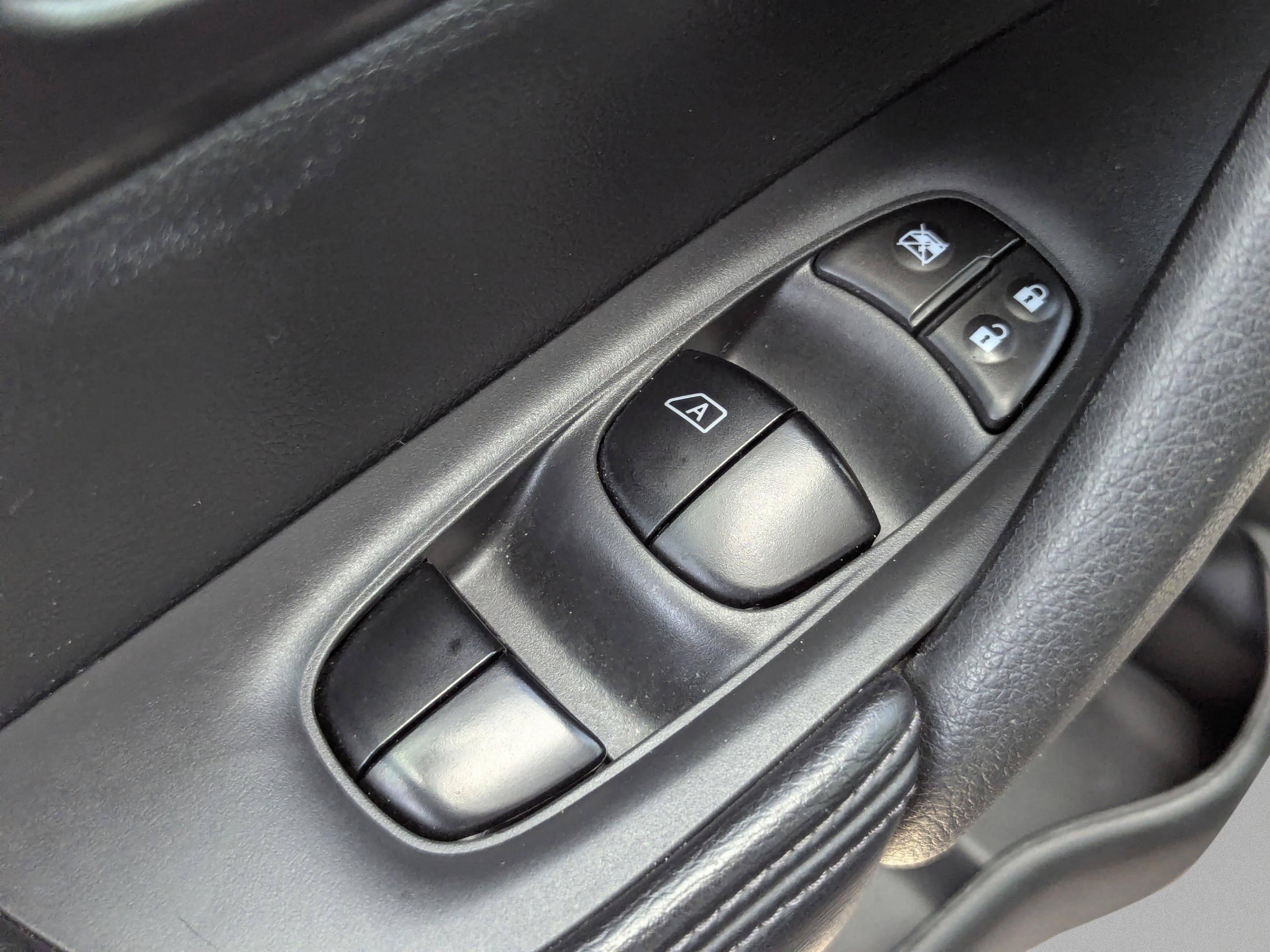 Used 2016 Nissan Rogue SV w/ SV Family Package image 18