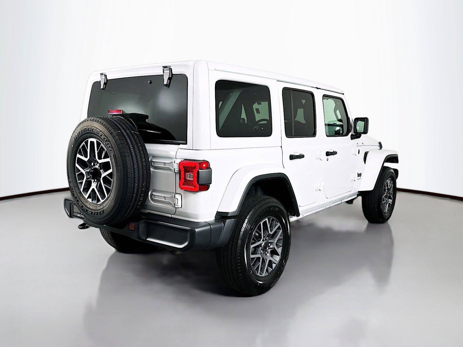 Used 2026 Jeep Wrangler Unlimited Sahara AWD/4WD image 13