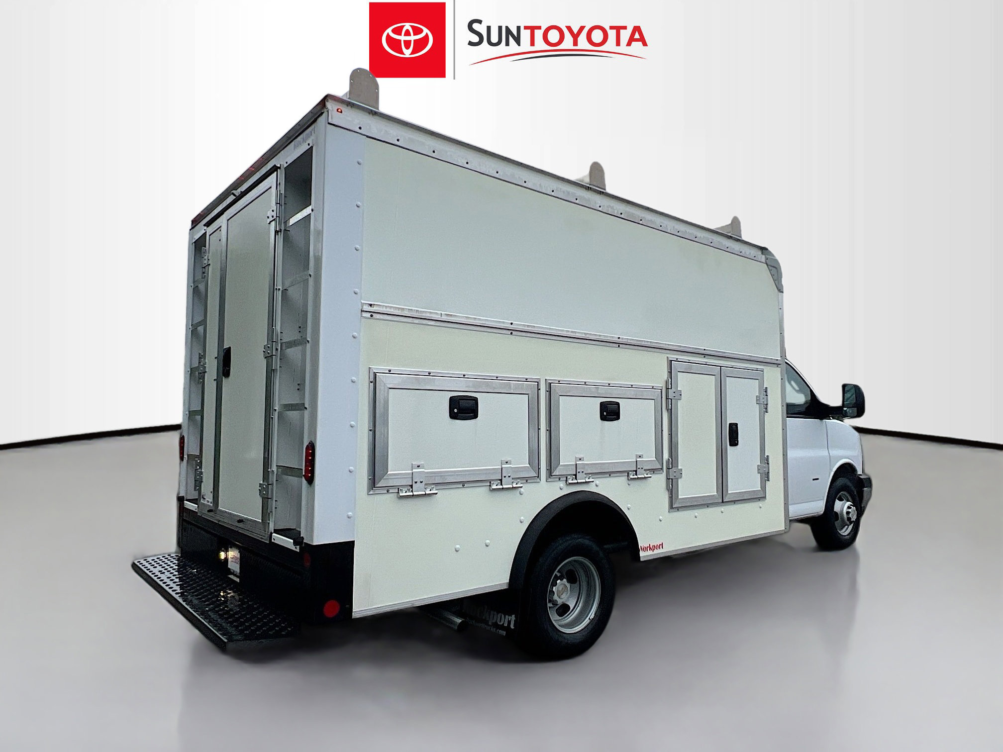 Used 2022 Chevrolet Express 3500 w/ Power Convenience Package image 4