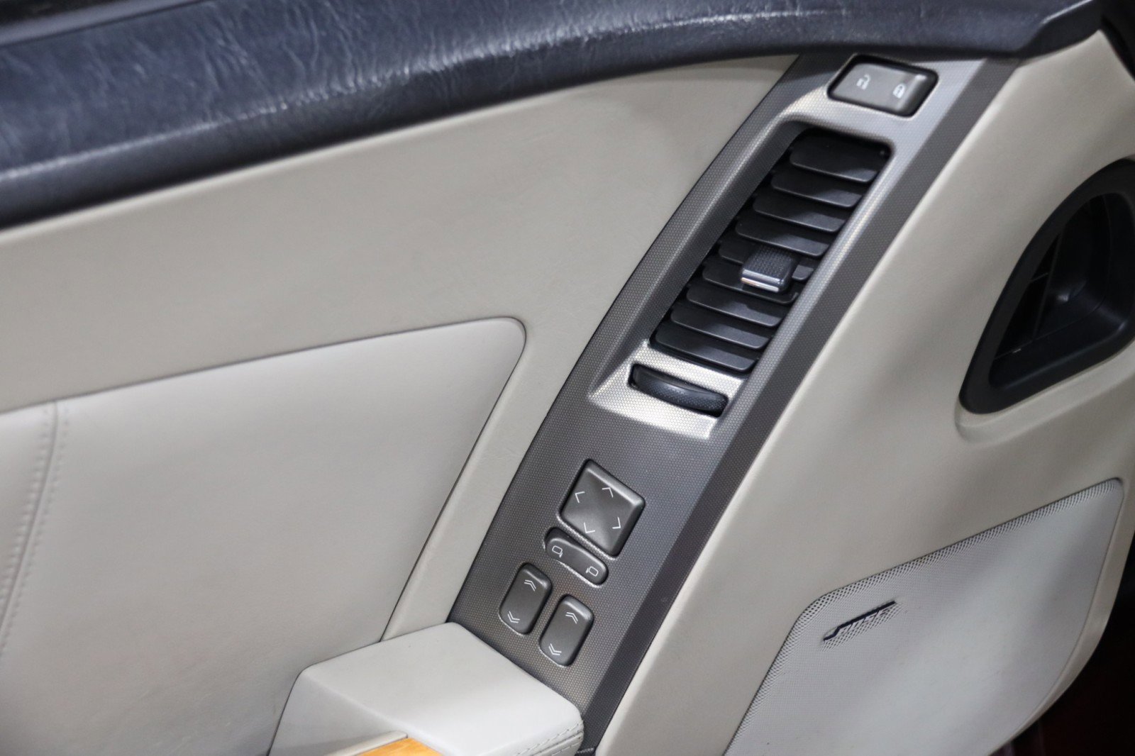 Used 2006 Cadillac XLR image 57