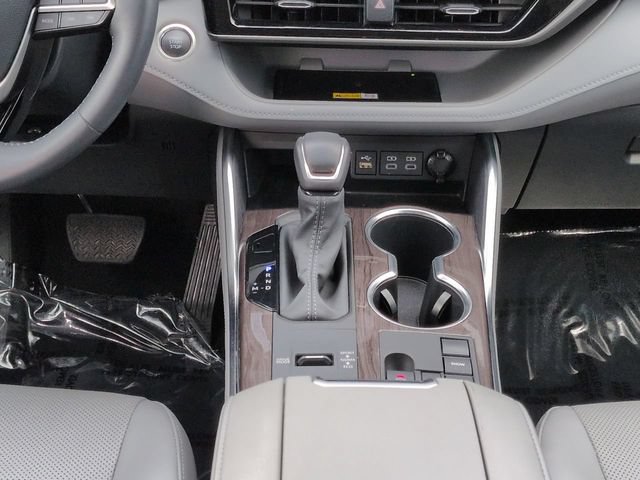Used 2024 Toyota Highlander Limited FWD image 19