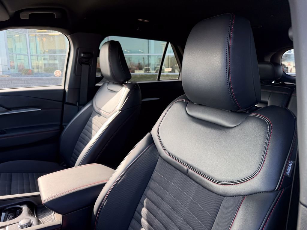 Used 2025 Ford Explorer ST-Line w/ ST-Line Street Pack image 10